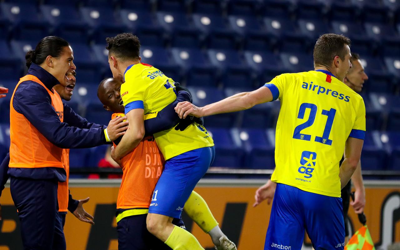 Giovanni Korte en Robert Muhren vieren een doelpunt in de wedstrijd van Cambuur tegen De Graafschap.