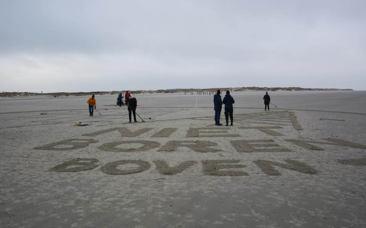 Schiermonnikoog. Werkgroep Vrije Horizon maakt op strand grote tekening (34 bij 42 meter) tegen gaswinning in Noordzee. Is uit solidariteit met protest, vandaag op Borkum tegen gaswinning in Noordzee.