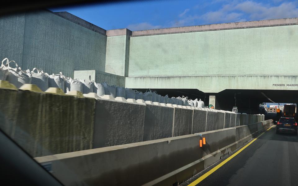 De Prinses Margriettunnel in de A7 tussen Sneek en Joure. 