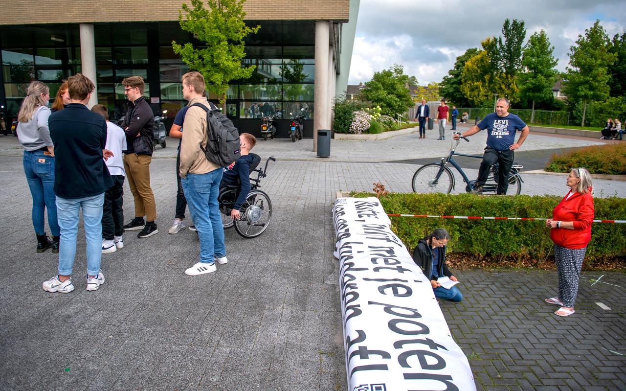 Leerlingen van ROC Friese Poort konden zich laten vaccineren door de GGD, tegen het coronavirus. Er werd ook gedemonstreerd. Leerlingen van ROC Friese Poort konden zich laten vaccineren door de GGD, tegen het coronavirus. Er werd ook gedemonstreerd.