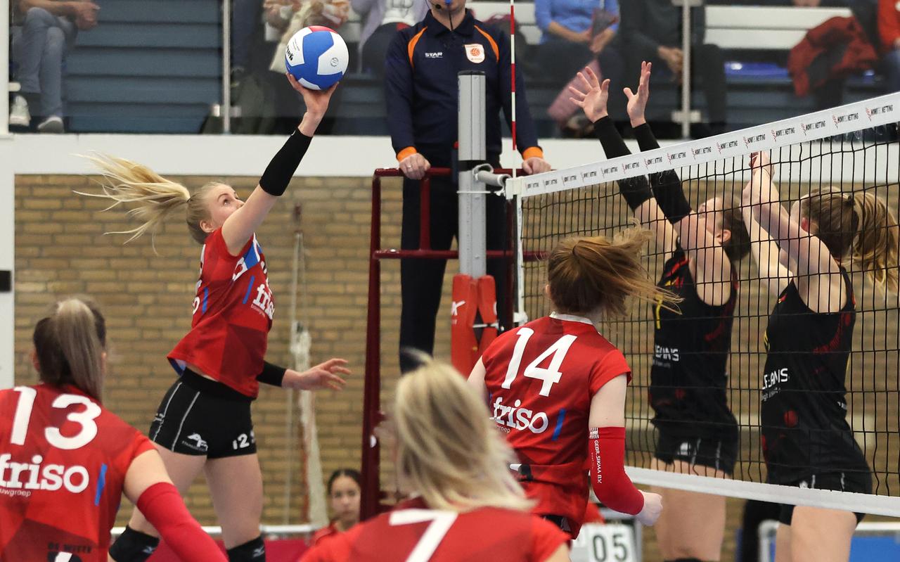 Anniek Siebring van VC Sneek in actie tegen Utrecht. Anniek Siebring van VC Sneek in actie tegen Utrecht.