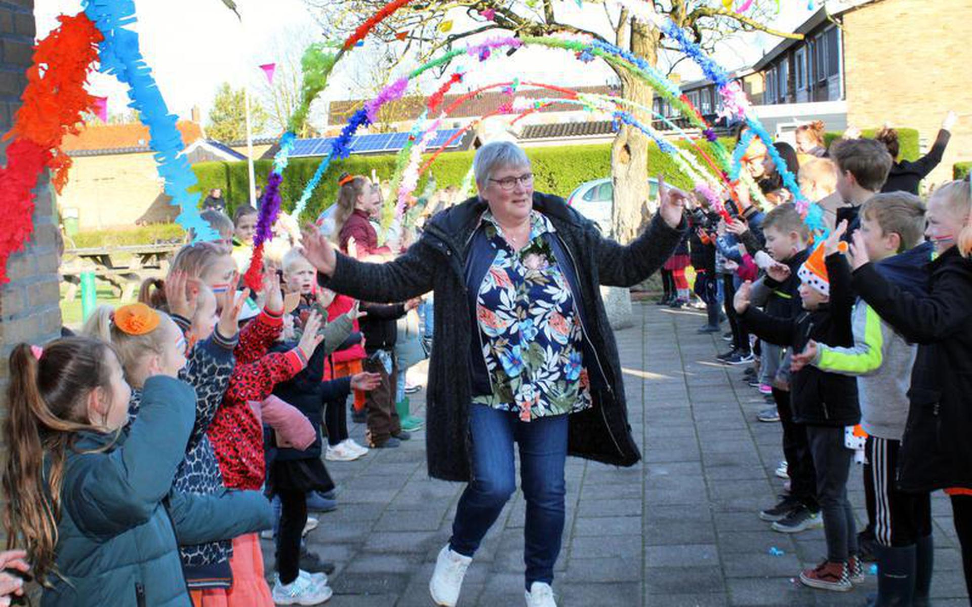 Juf Sija Vellema wordt feestelijk ingehaald met zang en dans, omdat zij al 40 jaar voor de klas staat en er nog steeds niet aan denkt om daar een punt achter te zetten.