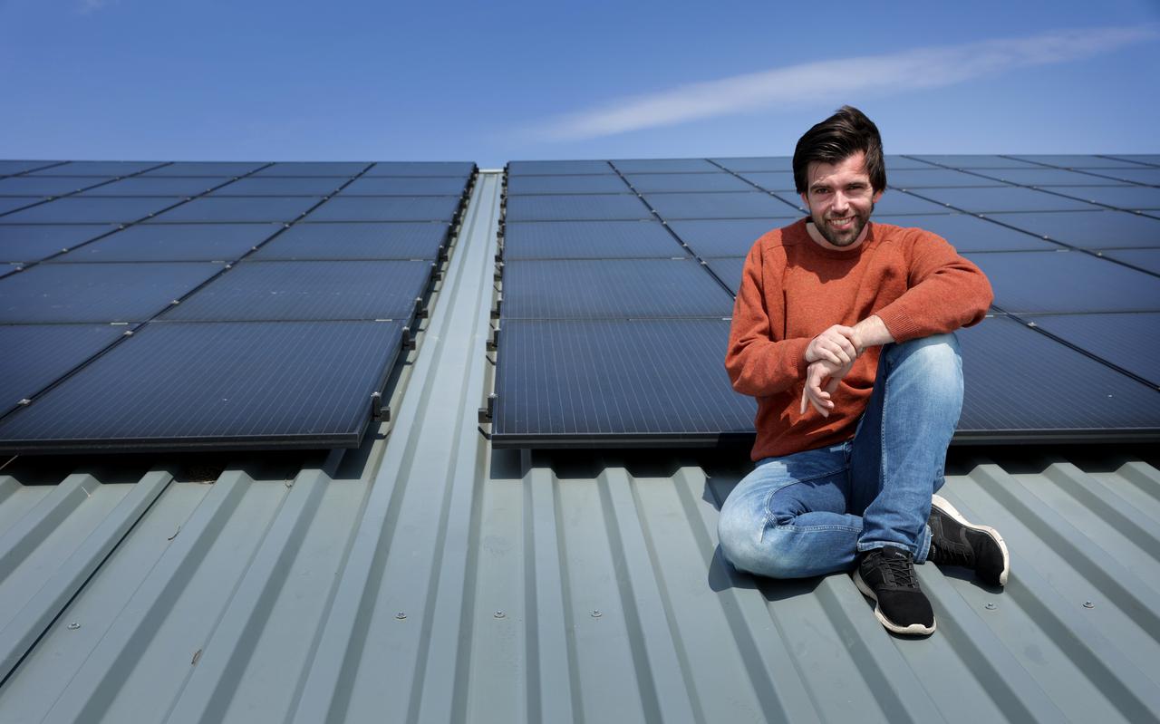 Simon Visbeek op een van de zonnedaken van de Bildtse Energie Coöperatie. De coöperatie wil elk jaar een nieuw zonnedak openen om zo steeds meer lokaal duurzame energie te produceren.