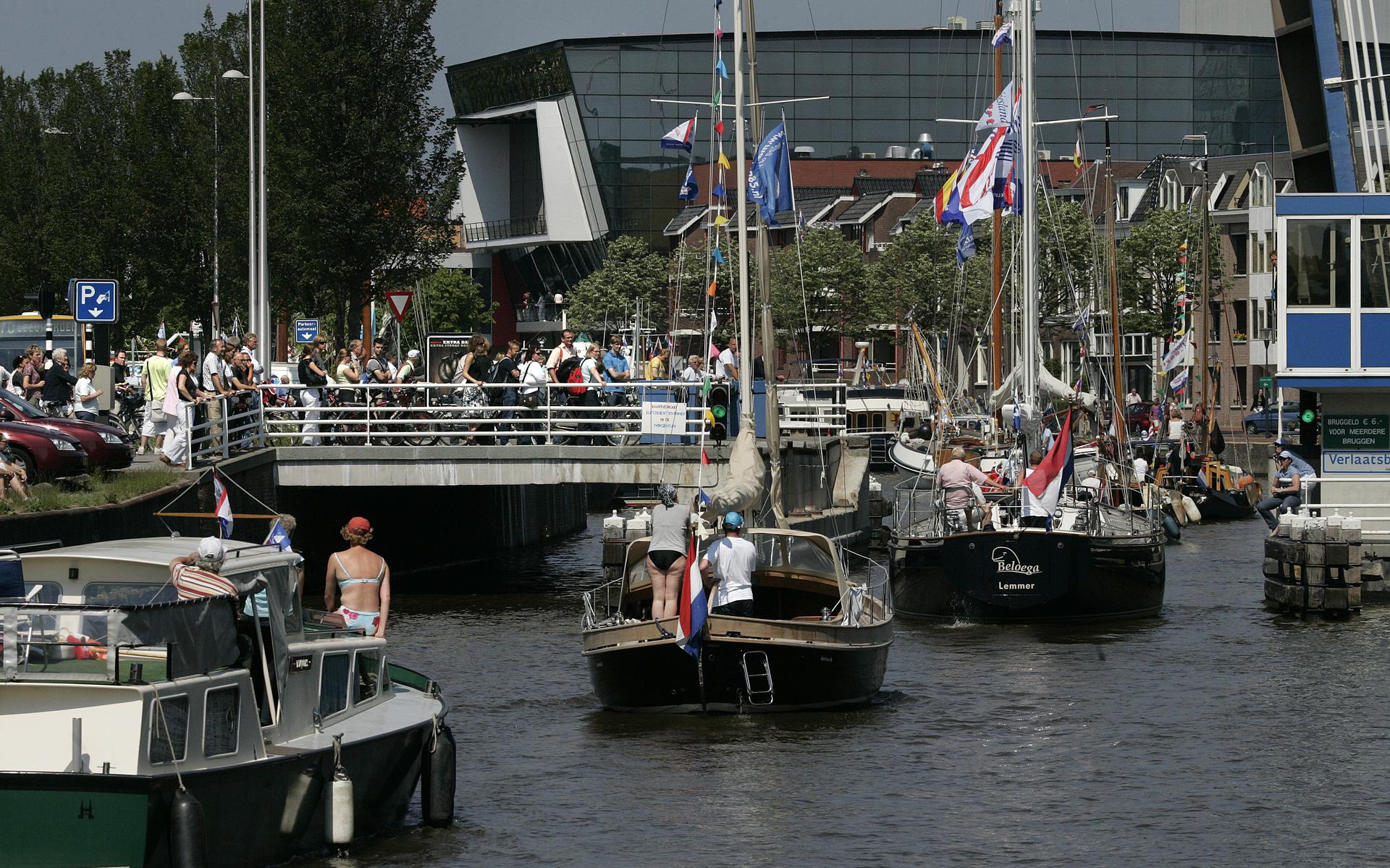 Drie Grote Bruggen In Leeuwarden Zijn Bijna Versleten Herstelwerk Is