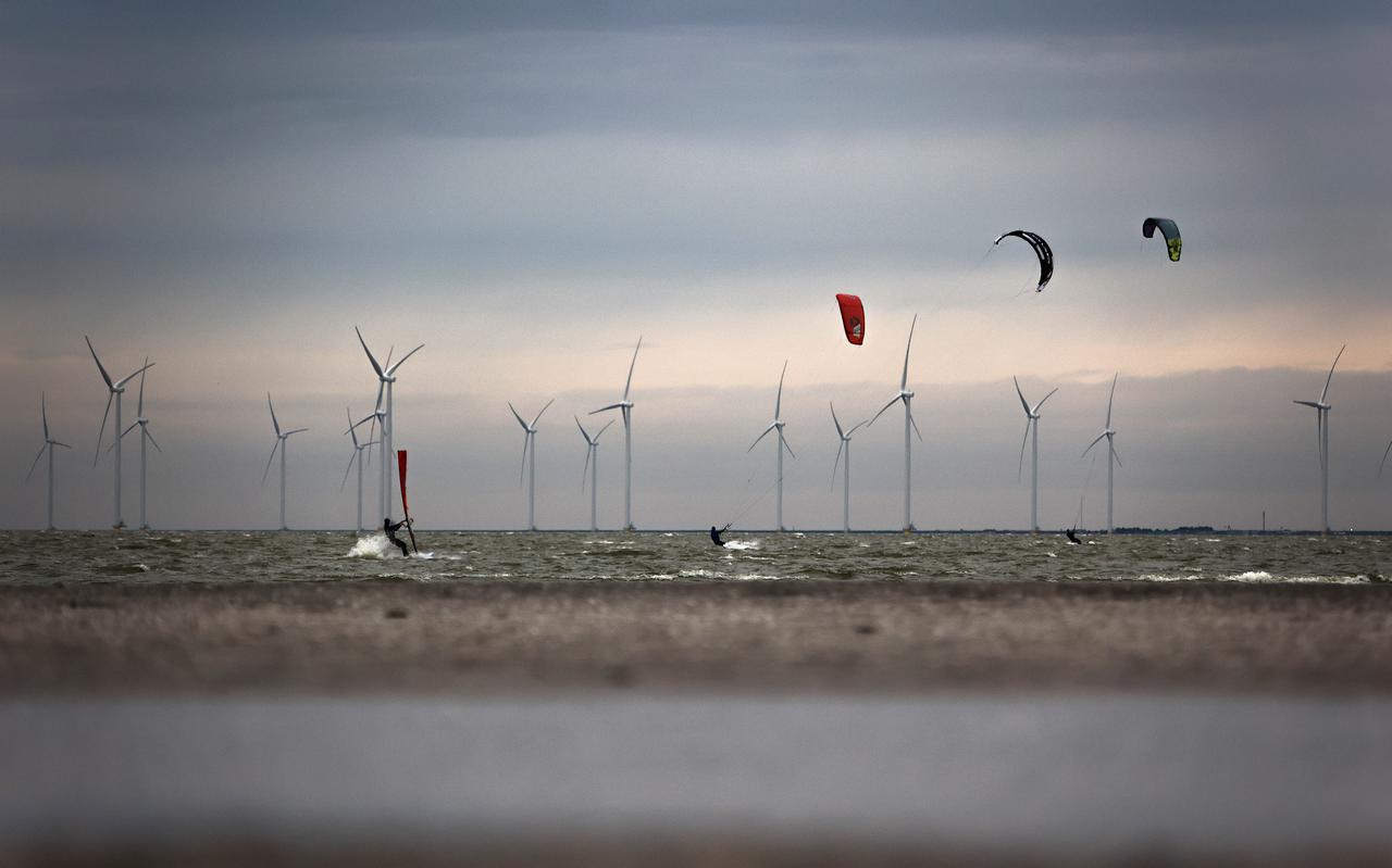 Zicht op Windpark Fryslân vanaf het strand in Makkum. 