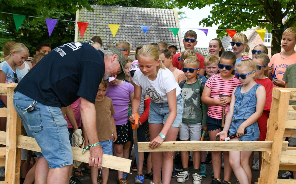 Kinderburgemeester Ilse Leffring opent het Timmerdorp door een plank door te zagen. Daarna gaan ruim 70 kinderen aan de slag op de diverse timmerwerkplekken. 
