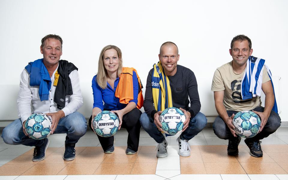 Vlnr. Febo Roosenburg, Line Atsma, Jan Faber en Simon Smink voorspellen iedere week wedstrijden in het Friese amateurvoetbal voor de Leeuwarder Courant.