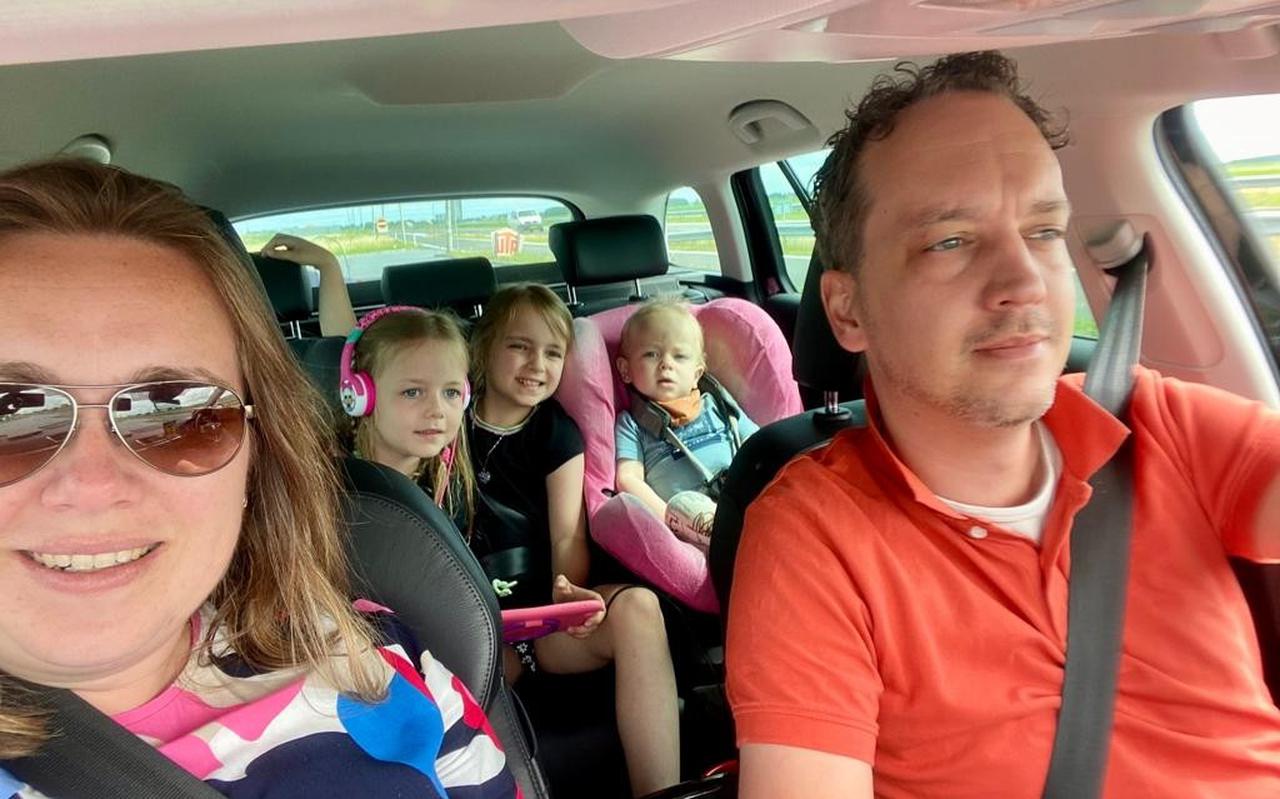 Het gezin Van der Knoop zondagochtend in de auto, op weg naar een familiebezoekje in Alkmaar. EIGEN FOTO