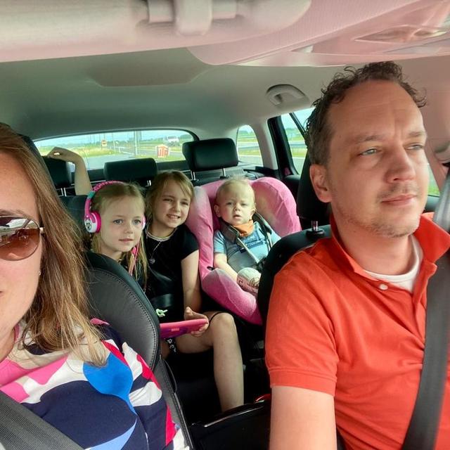 Het gezin Van der Knoop zondagochtend in de auto, op weg naar een familiebezoekje in Alkmaar. EIGEN FOTO