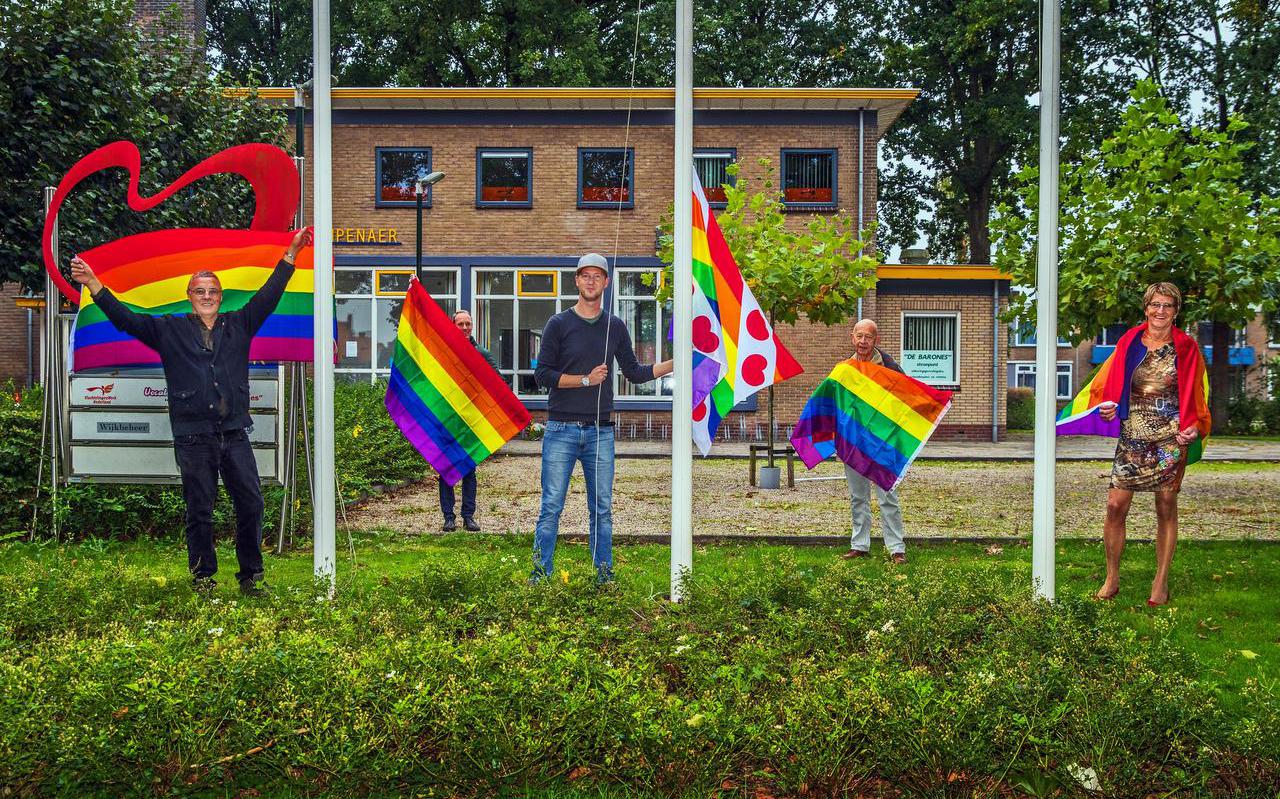 Regenboogbelang Heerenveen, met in het midden voorzitter Evert Haagsma.