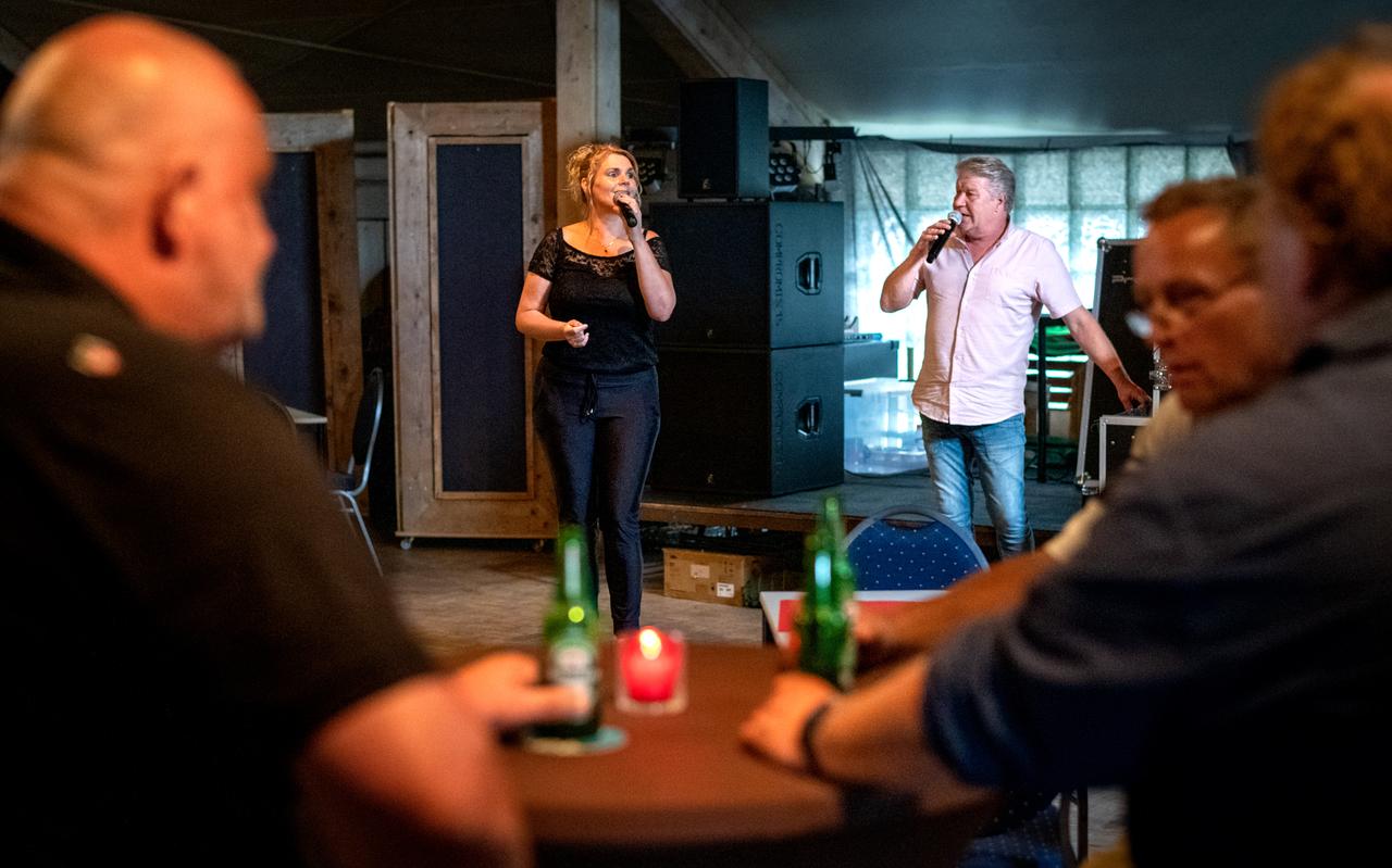 Joepie en Sandra zijn bekend in de piraten wereld. Zondag waren ze in café de Welling. Joepie en Sandra zijn bekend in de piraten wereld. Zondag waren ze in café de Welling.