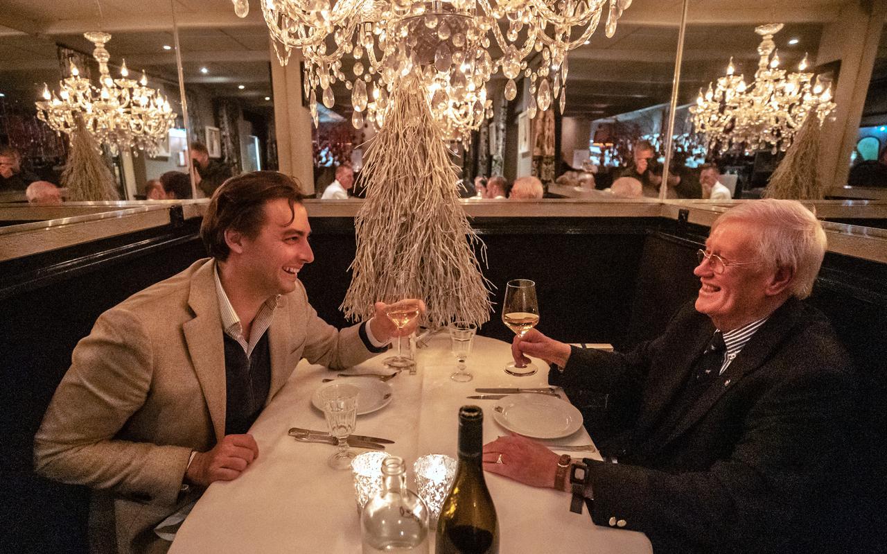 Een foto van 20 december vorig jaar: Hans Wiegel dineert Sneek met Thierry Baudet.