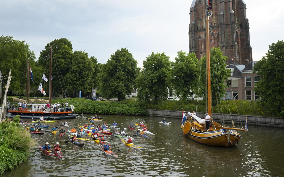 Vele kanoërs begeleiden het Statenjacht bij de start van de jubileumeditie in 2022 in de Prinsentuin in Leeuwarden.