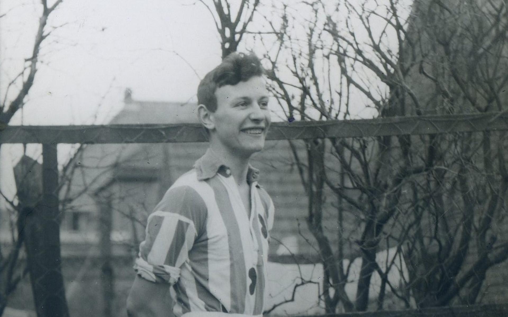 Een lachende vijftienjarige Abe Lenstra in voetbaltenue.