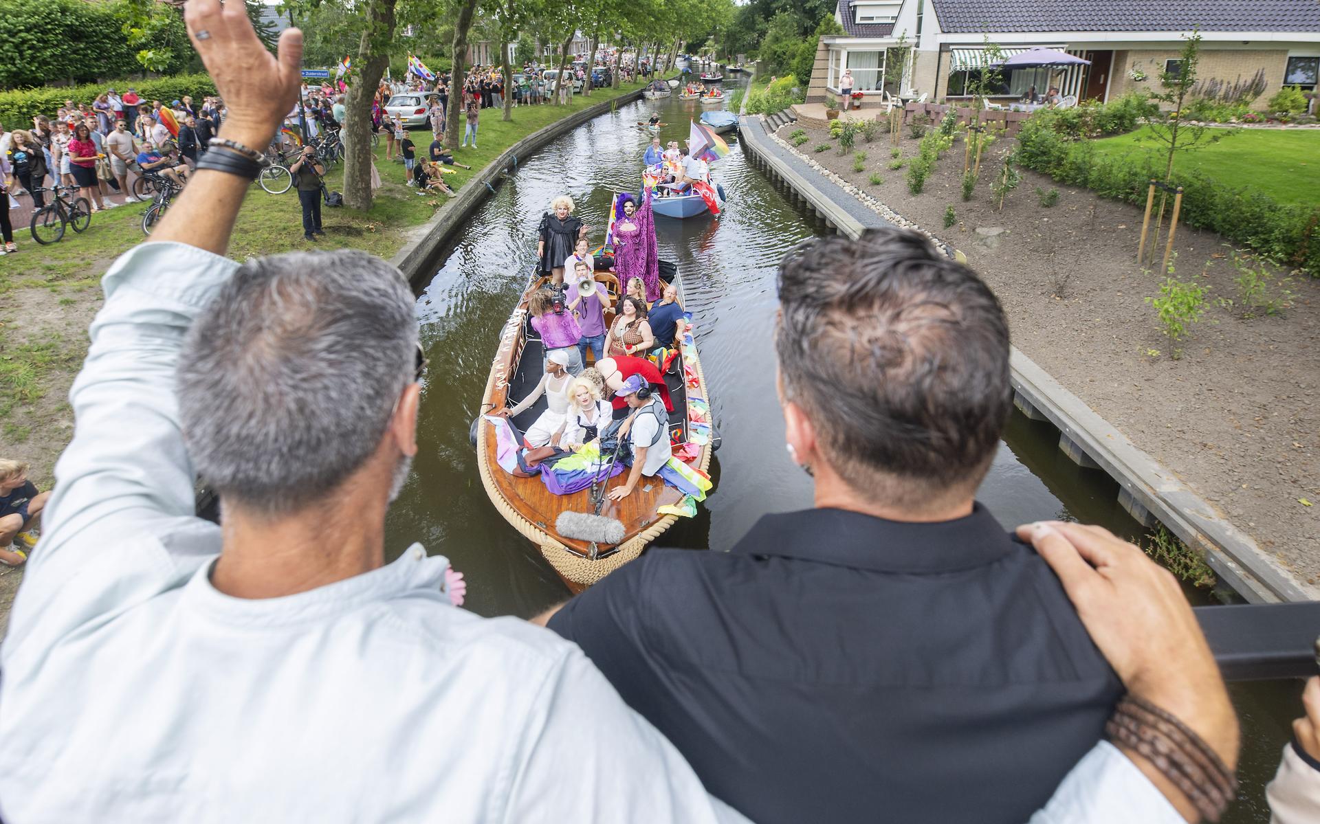 Gezellige drukte in Kollum door Pride-optocht van 3FM. Bekijk hier de
