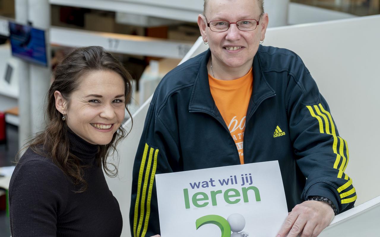 Janneke Liemburg (links), verbinder laaggeletterdheid bij de gemeente Leeuwarden, en taalambassadeur Harma Grupstra werken samen om laaggeletterdheid in Leeuwarden aan te pakken.