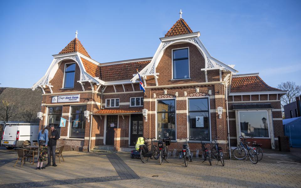 De jugendstilgevel van het heropende café Black Horse in Menaam. 