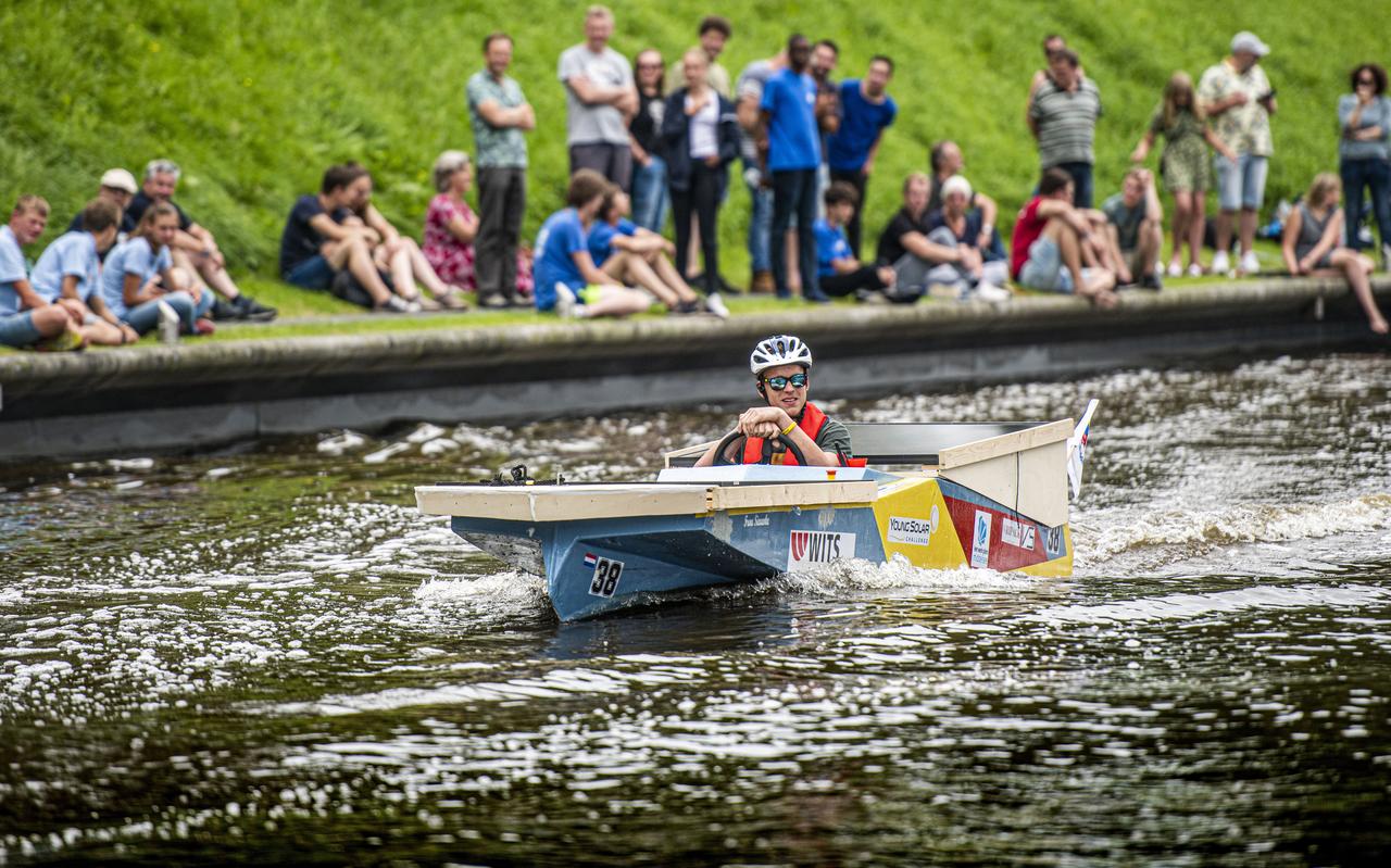 Jesse Havinga vaart op het onderdeel sprint met de zonneboot van Ulbe van Houten over de Noordergracht. Jesse Havinga vaart op het onderdeel sprint met de zonneboot van Ulbe van Houten over de Noordergracht.