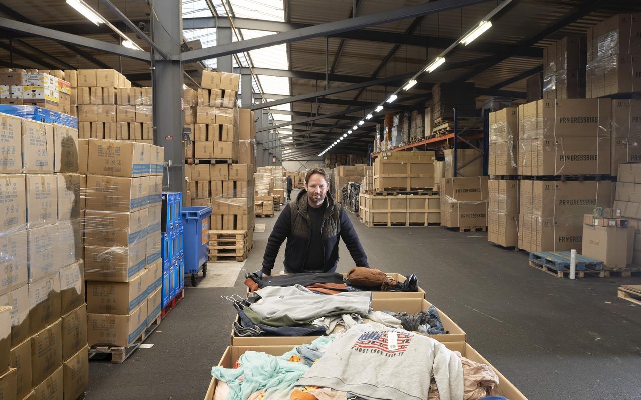 Eric Kooistra in het magazijn van Kooistra.com.. Eric Kooistra in het magazijn van Kooistra.com..