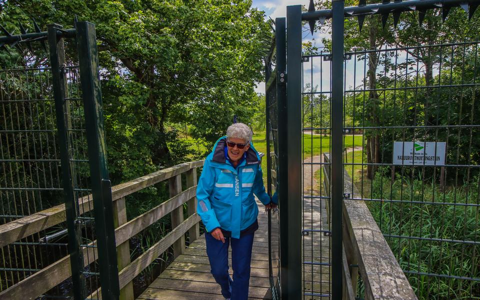 Nel Veldman, voorzitter van het wijkplatform, doet het hek van de ontmoetingstuin dicht.