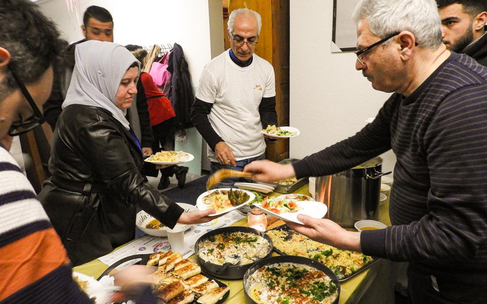 Mensen van verschillende nationaliteiten woonden woensdagavond een iftar bij van Stichting Sedrana.