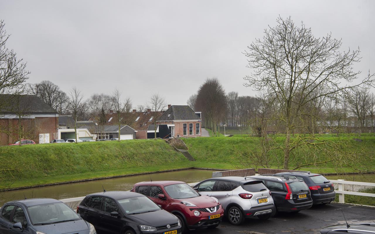 Noardeast-Fryslân wil een loopbrug aanleggen vanaf de nieuwbouw van parkeergarage het Panwurk naar het Noorderbolwerk aan de overkant. FOTO MARCEL VAN KAMMEN