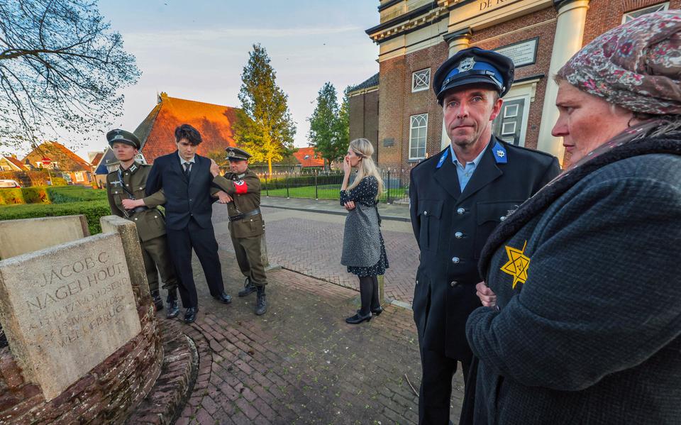 Acteurs van 'Dagboek van een ooggetuige' bij het monument in Woudsend.
