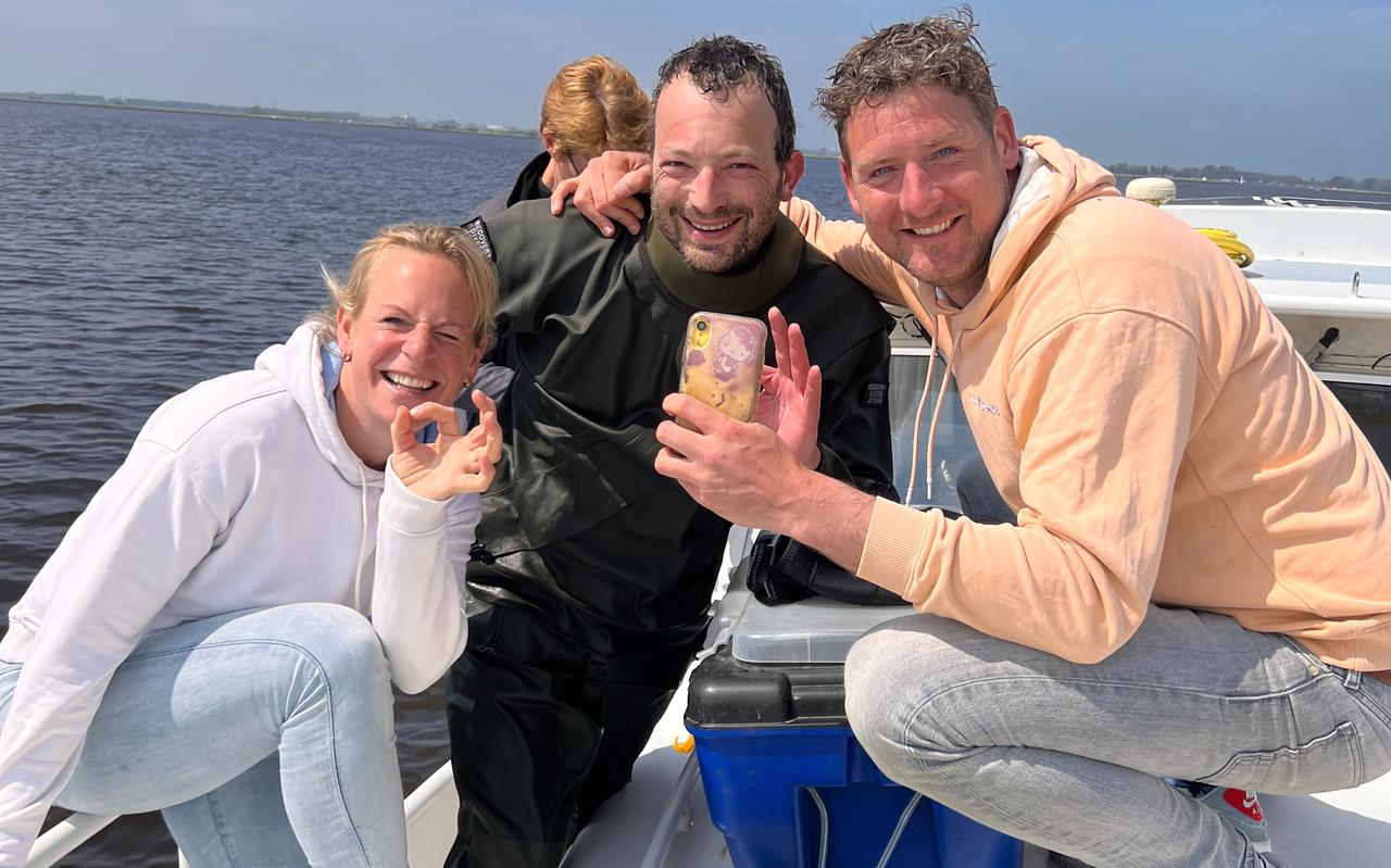 Vlnr. Annemieke Eggink, Jochem de Vaal en Jeroen Bakker met de gevonden iPhone XR.
