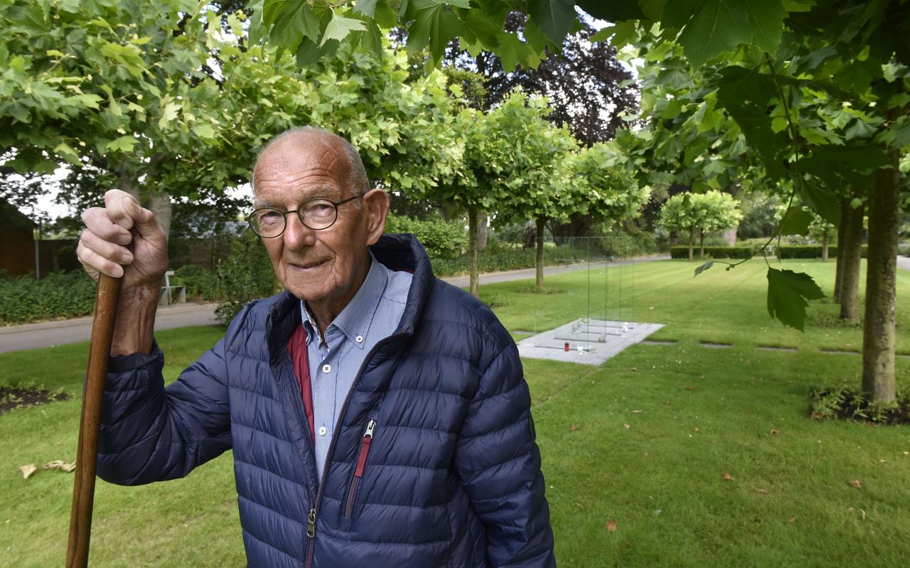Sip Koning tussen de platanen met op de achtergrond het monument voor bijzondere kinderen.
Sip Koning tussen de platanen met op de achtergrond het monument voor bijzondere kinderen.