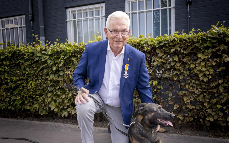 Martin Hebbink is al decennialang bezig met politiehonden en kreeg vrijdag een koninklijke onderscheiding. 