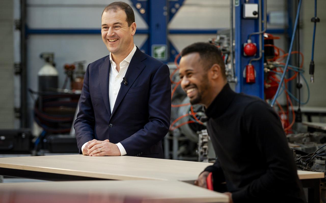 Lodewijk Asscher en Habtamu de Hoop raadslid Sudwest-Fryslân van de PvdA tijdens de presentatie van het verkiezingsprogramma voor de komende Tweede Kamerverkiezingen in Heerenveen. Lodewijk Asscher en Habtamu de Hoop raadslid Sudwest-Fryslân van de PvdA tijdens de presentatie van het verkiezingsprogramma voor de komende Tweede Kamerverkiezingen in Heerenveen.