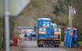 Een vrachtwagen levert mobiele toiletten af bij camping Hanestede in Noordwolde. 