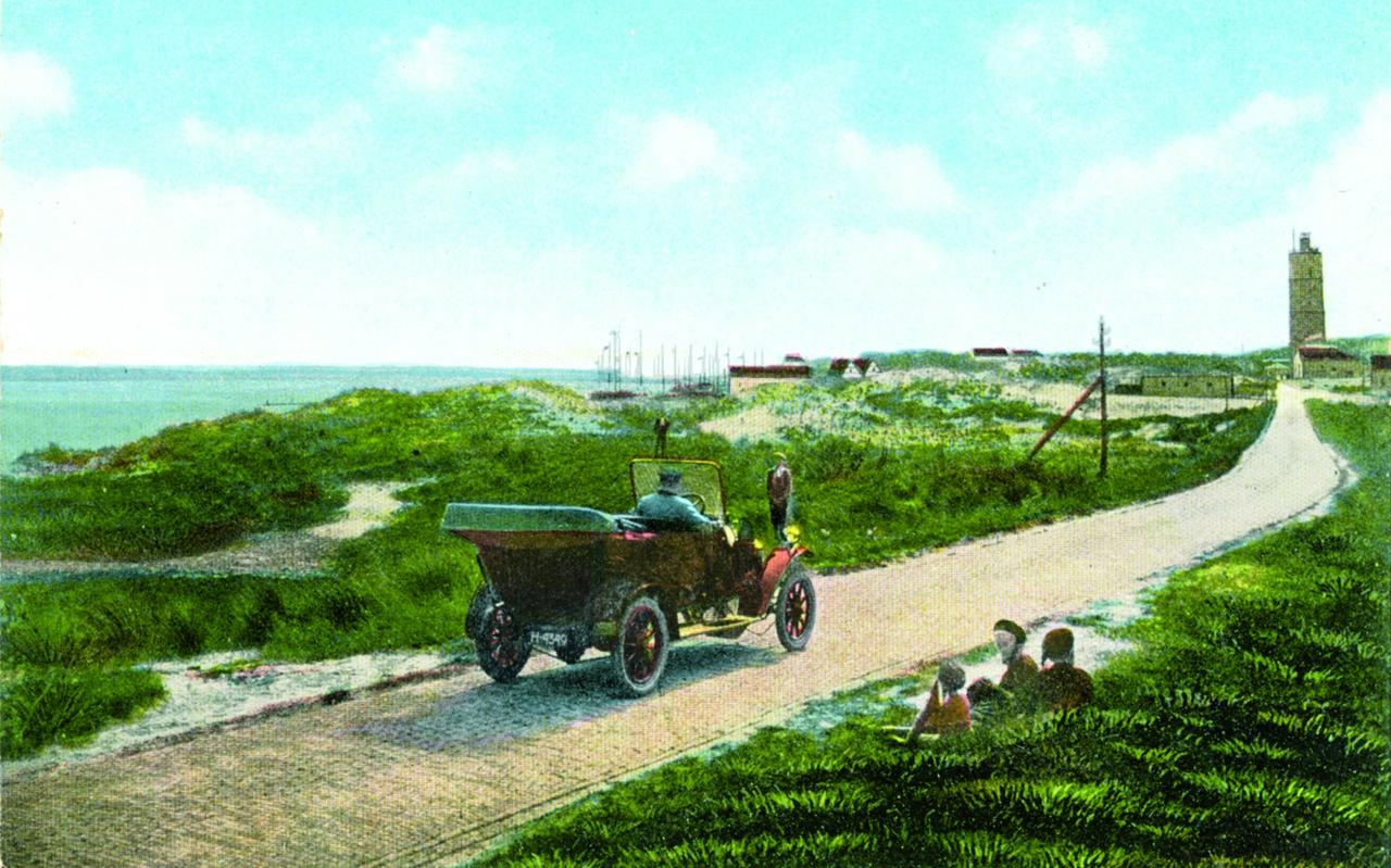 De aan Terschelling verknochte Hagenaar Albert Carel August Eschauzier rijdt op een ingekleurde ansichtkaart (van fotograaf Dirk Hendrik Duijf) in 1912 over de weg die hij zelf deels heeft gefinancierd. De aan Terschelling verknochte Hagenaar Albert Carel August Eschauzier rijdt op een ingekleurde ansichtkaart (van fotograaf Dirk Hendrik Duijf) in 1912 over de weg die hij zelf deels heeft gefinancierd.