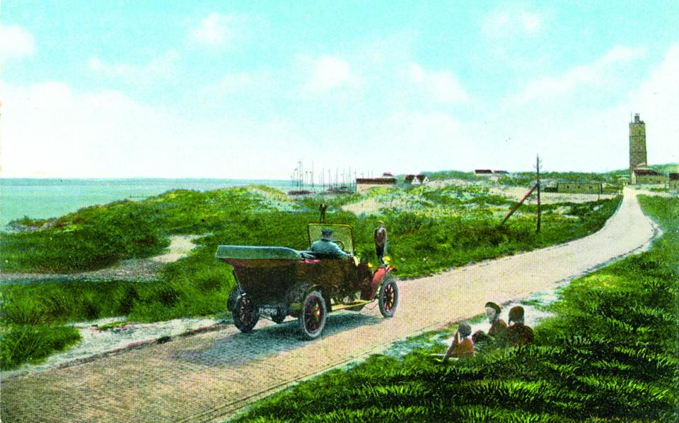 De aan Terschelling verknochte Hagenaar Albert Carel August Eschauzier rijdt op een ingekleurde ansichtkaart (van fotograaf Dirk Hendrik Duijf) in 1912 over de weg die hij zelf deels heeft gefinancierd. 