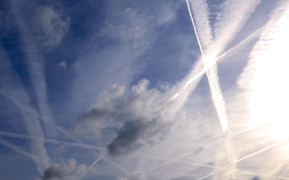 Volgens Weeronline schijnt de zon op veel plekken uitbundig, maar trekken er ook geregeld wolkenvelden over het land.