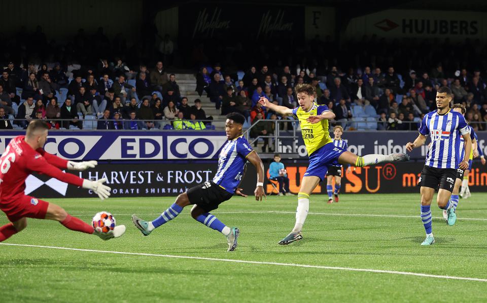 Milan Smit zet SC Cambuur op een 0-1 voorsprong tegen FC Eindhoven.
