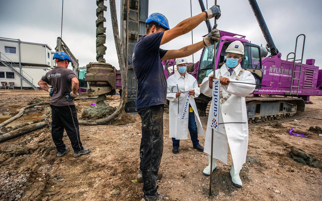 De bouwput op het Internationaal Bedrijventerrein Friesland, waar het nieuwe lab van Eurfins verrijst. De bouwput op het Internationaal Bedrijventerrein Friesland, waar het nieuwe lab van Eurfins verrijst.
