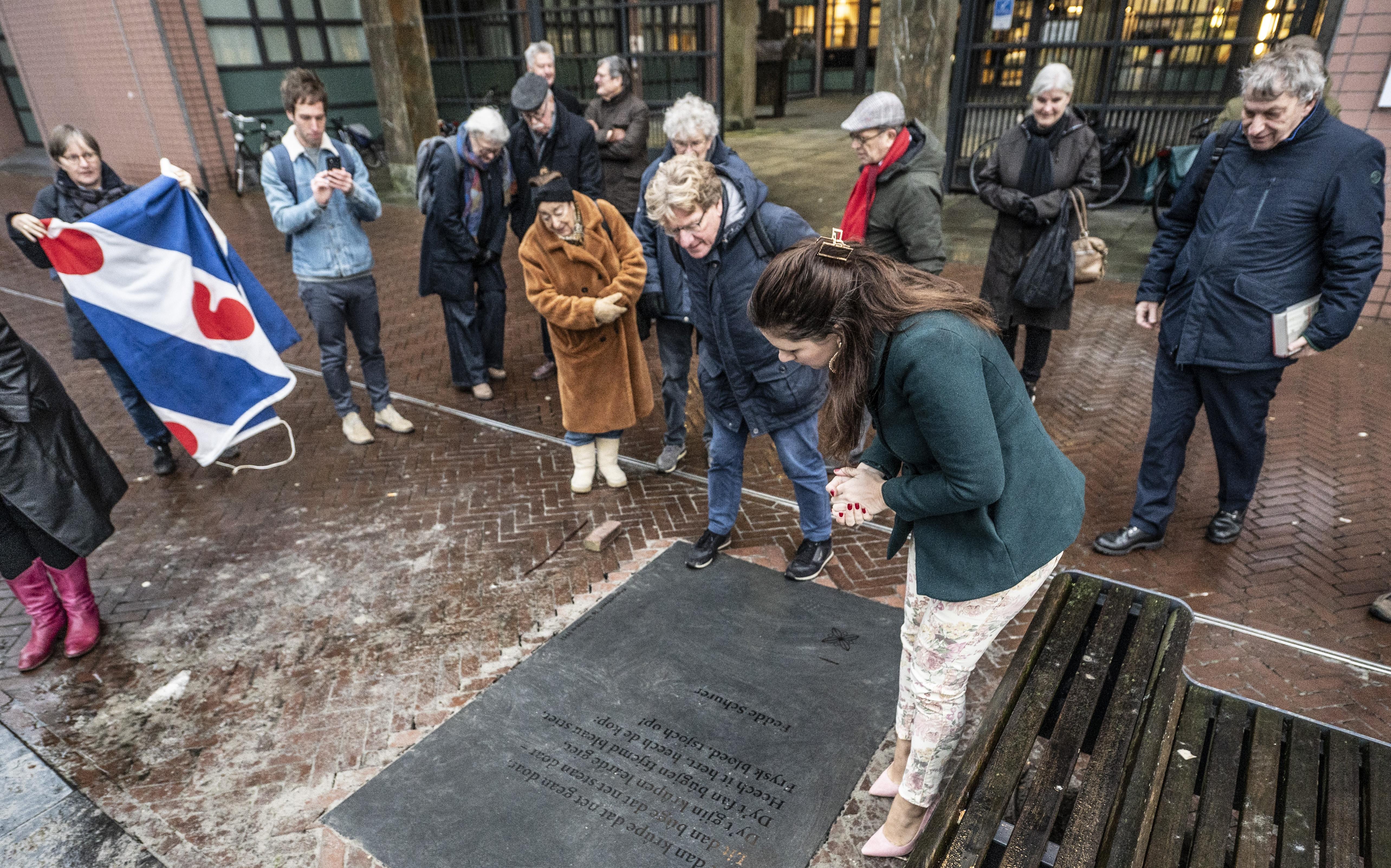 Gestalde fietsen verknoeiden poëzie Fedde Schurer: daarom kreeg hij een nieuwe steen voor Leeuwarder
