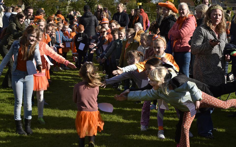 Leerlingen van IKC Wiarda in Goutum rennen een sponsorloop ter nagedachtenis van meester Koen.