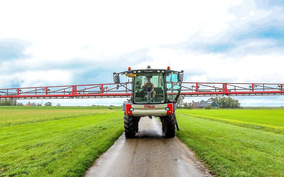 Een spuitwagen voor bloembollenteelt. 