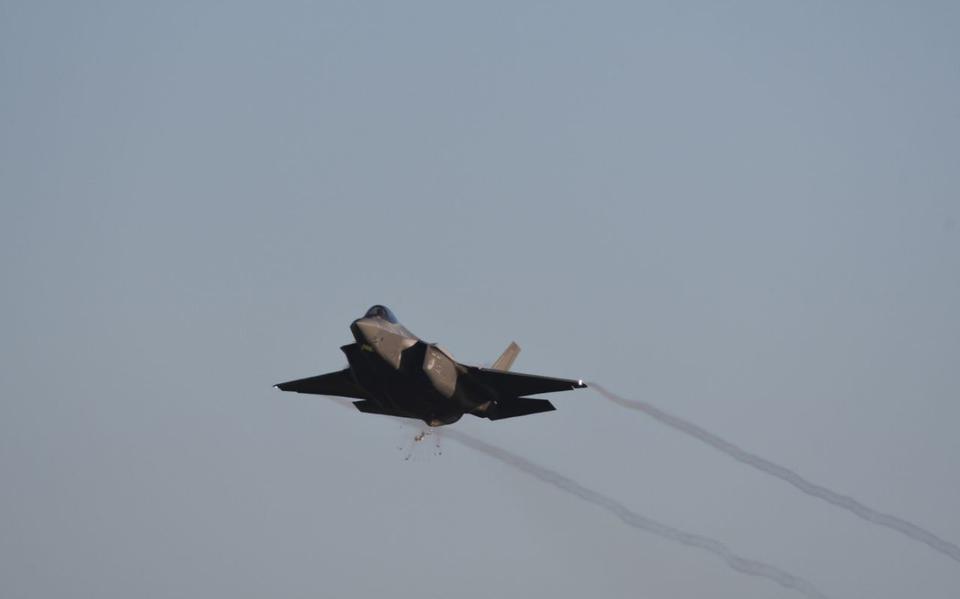 Een F-35 van vliegbasis Leeuwarden moest dinsdagochtend plotseling landen na een botsing met een vogel.