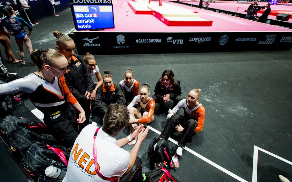 Turnsters luisteren naar bondscoach Gerben Wiersma na de teamfinale bij de WK in 2015 in Glasgow. 