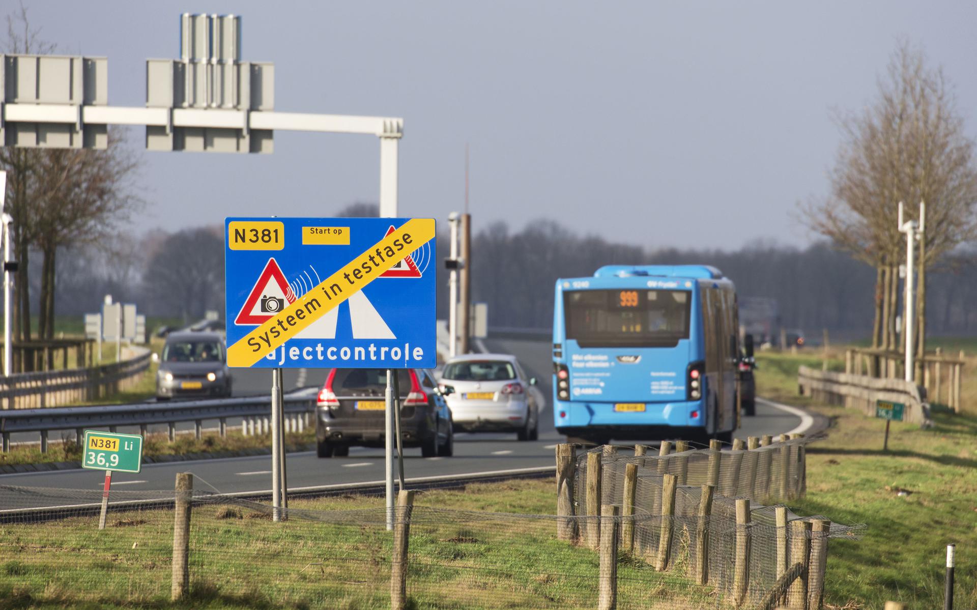 Borden op de N381 bij Donkerbroek kondigen de trajectcontroles aan. De foto is gemaakt vanaf de Donkerbroekzijde, richting Wijnjewoude. 