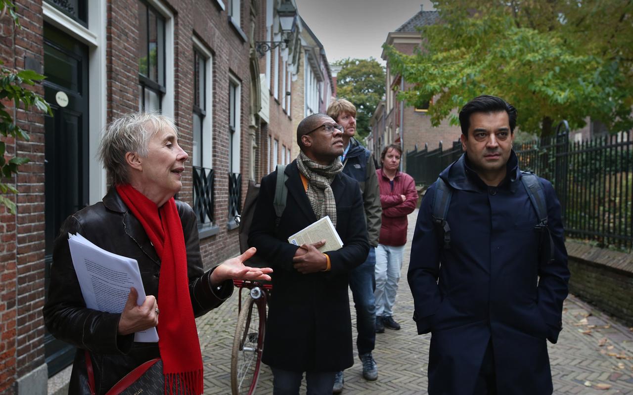 Historicus Barbara Henkes wandelt met enkele belangstellenden door het centrum van Leeuwarden op zoek naar sporen van het slavernijverleden. Historicus Barbara Henkes wandelt met enkele belangstellenden door het centrum van Leeuwarden op zoek naar sporen van het slavernijverleden.