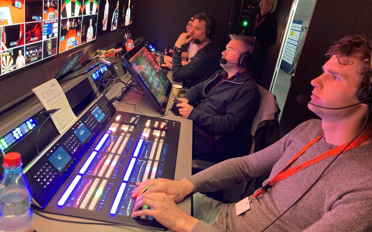 Regisseur Dion Laan (rechts) en 'spotter' Richard Ashdown aan het werk tijdens het PDC-dartstoernooi in Leeuwarden. Regisseur Dion Laan (rechts) en 'spotter' Richard Ashdown aan het werk tijdens het PDC-dartstoernooi in Leeuwarden.