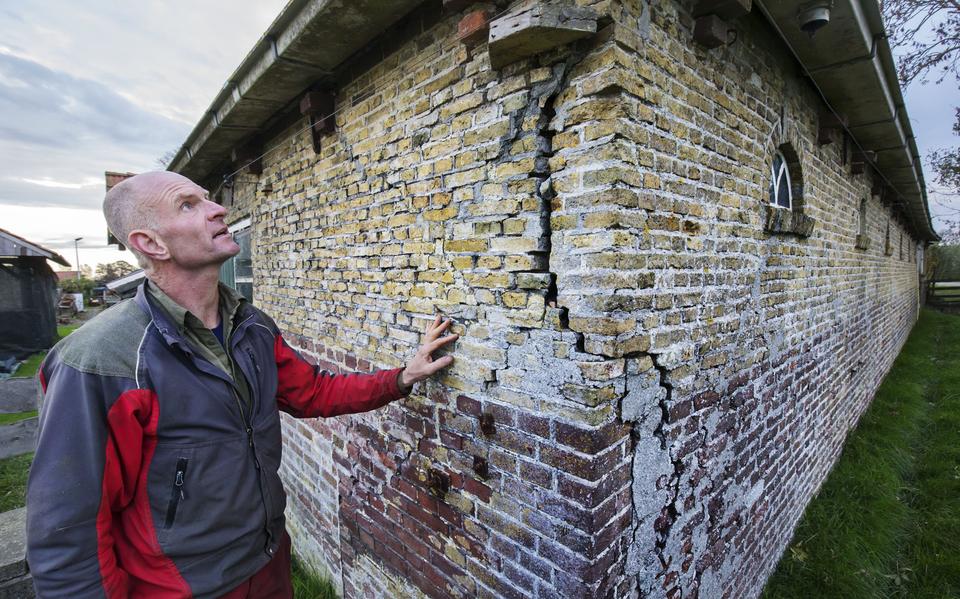 Boerderij van Pieter en Ellen Dekker in Spanga met zware funderingsschade. 