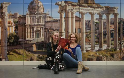 Eline Schaap (links ) en Christina Vlieg schreven een roman over het oude Rome: ,,De details moeten kloppen.''