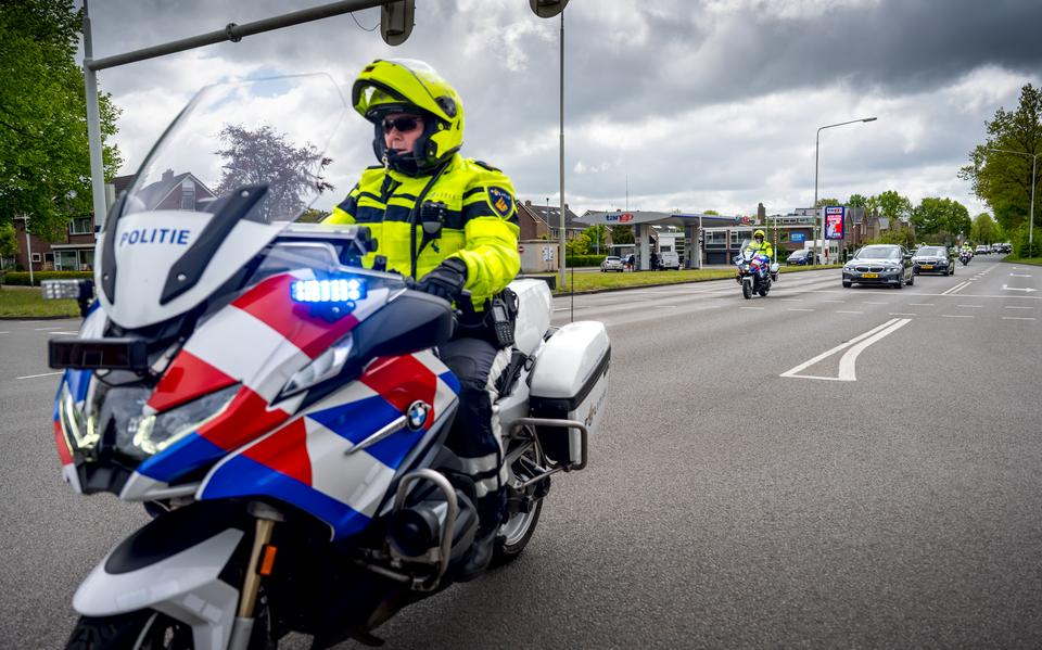 De motorescorte passeert de kruising van de Lauwers en de Zuiderhogeweg in Drachten.