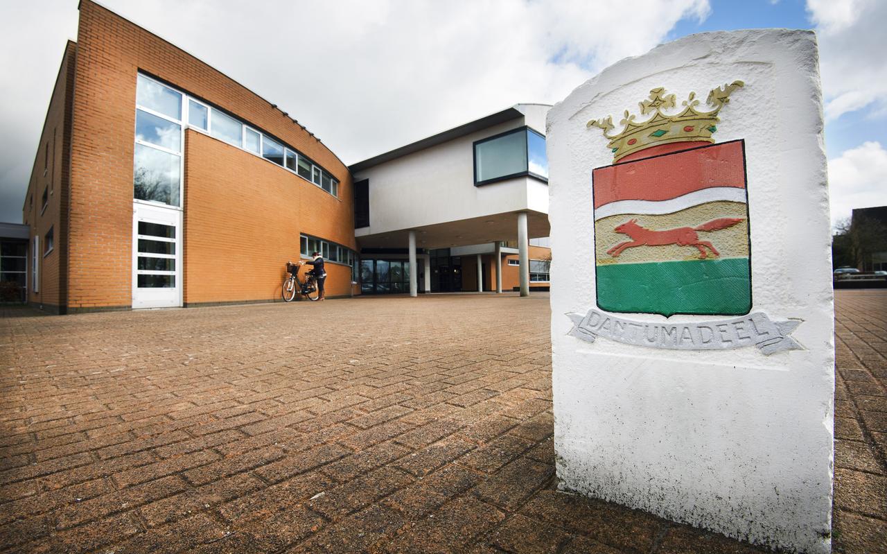 Het gemeentehuis in Damwâld. Het gemeentehuis in Damwâld.