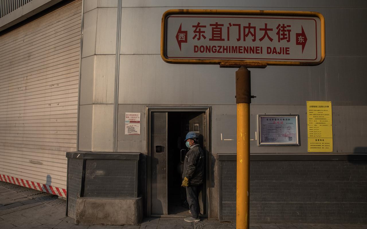 Een Chinese arbeider op straat in Peking. FOTO EPA Een Chinese arbeider op straat in Peking. FOTO EPA